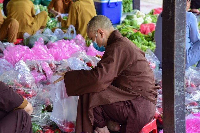 Continuing to support people in need in the Covid-19 pandemic of Hoang Phap Pagoda (series 4)